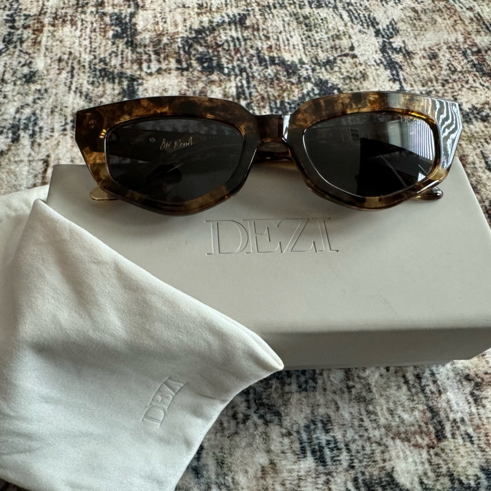 Dezi on read shades